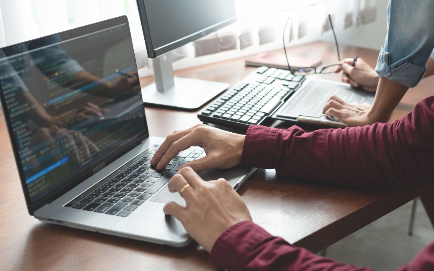 agence digitale travaillant sur ordinateur